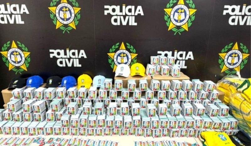 Agentes da DRCPIM localizam carregamento com 200 mil figurinhas falsas escondidas no compartimento de carga de um ônibus - PCRJ/Divulgação