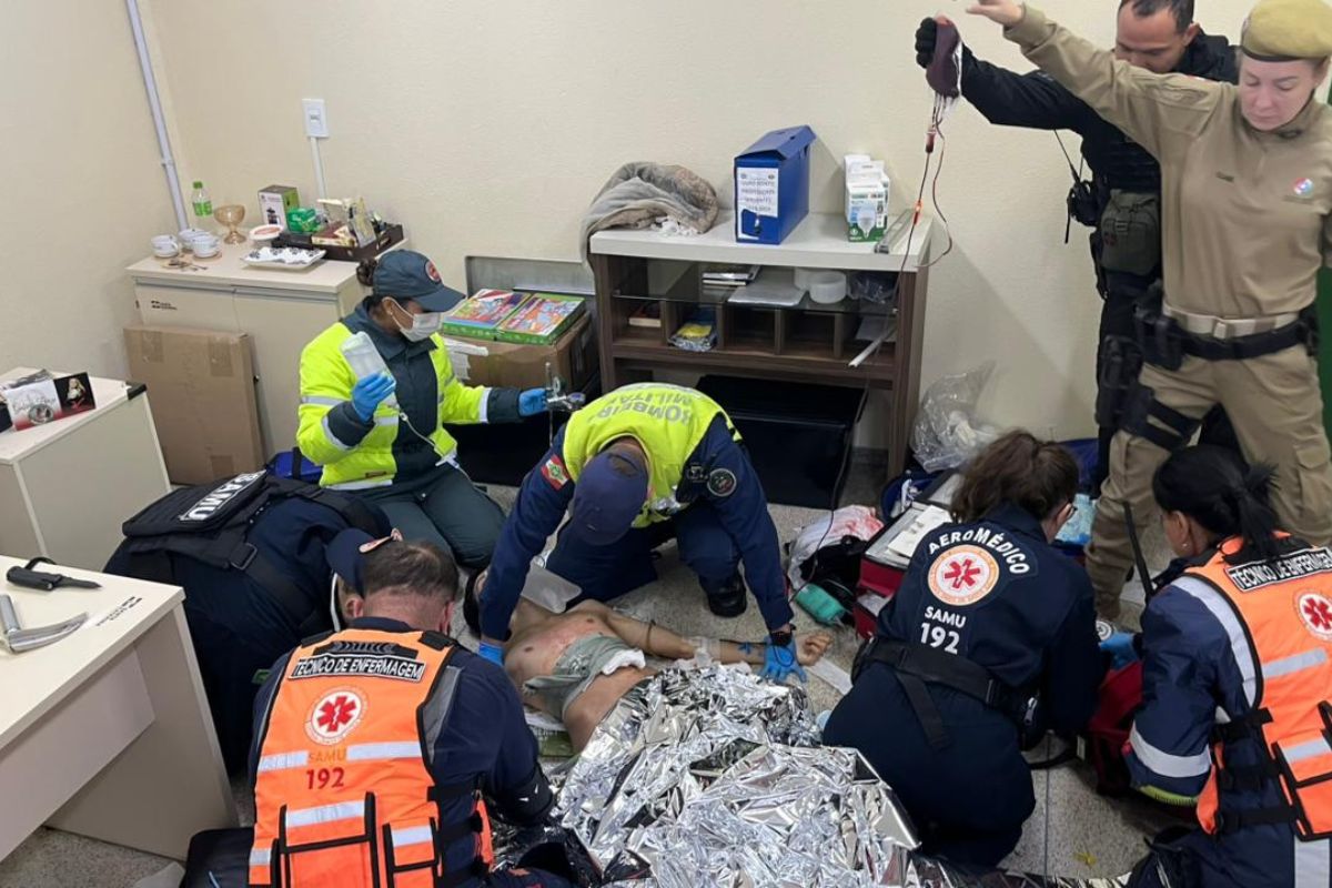 Estudante esfaqueado em escola de Chapecó foi socorrido em estado gravíssimo após sofrer parada cardiorrespiratória.Foto: Divulgação/SAER/ND Mais
