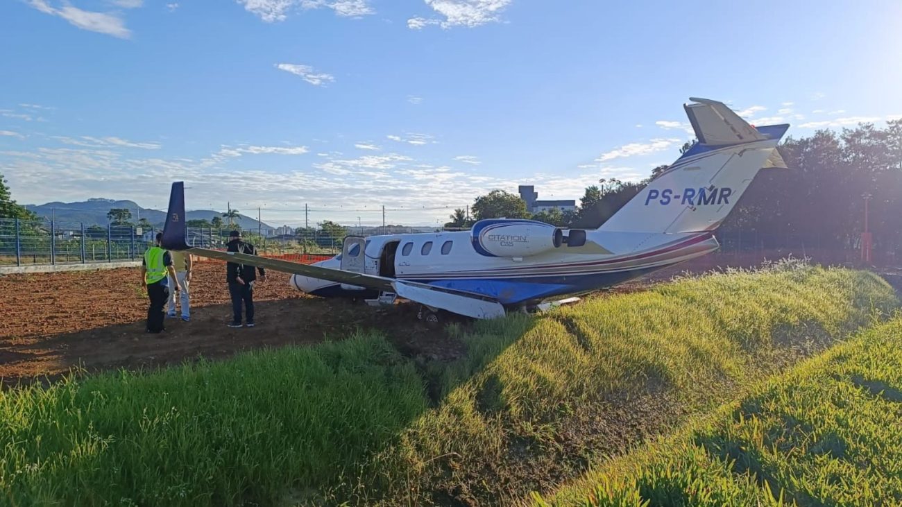 Avião perde controle após aterrissar em São José na manhã deste domingo (24)Foto: Divulgação/CBMSC/ND Mais