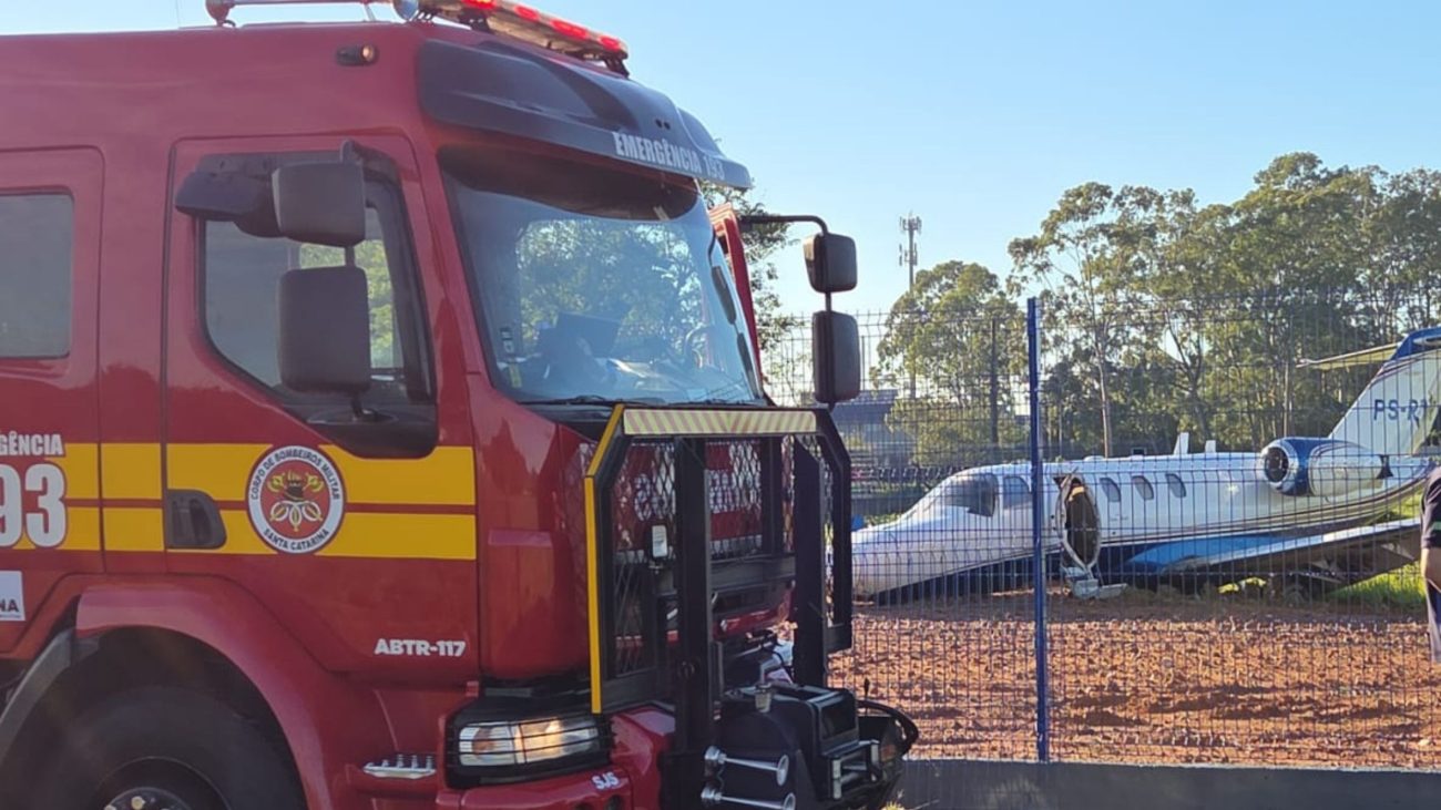 Jato em São José sai da pista após pouso em aeroclube e mobiliza bombeiros