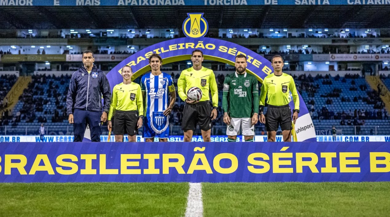 Zé Ricardo, mais uma vez capitão do Avaí no jogo contra o Goiás