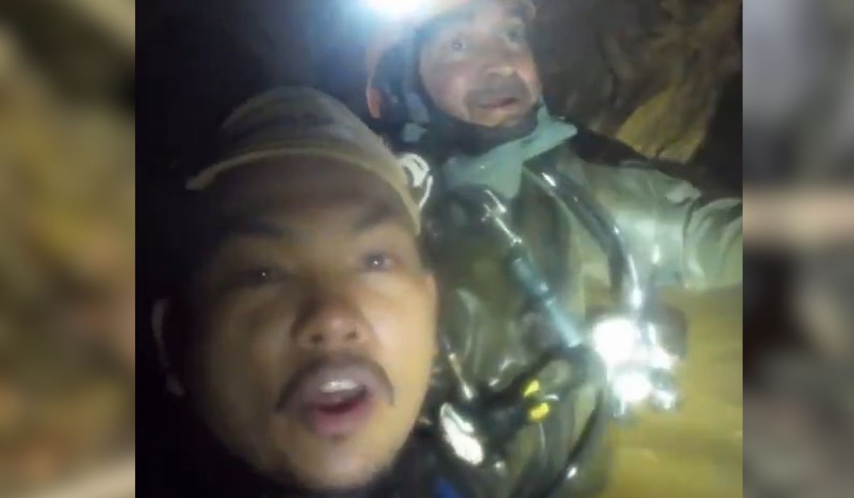socorristas comemorando resgate em carverna no laos