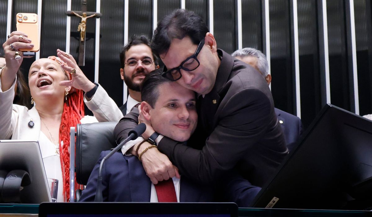 Presidente da Câmara dos Deputados, Hugo Motta (Republicanos-PB) e o relator da PEC, deputado Leo Prates (Republicanos-BA)