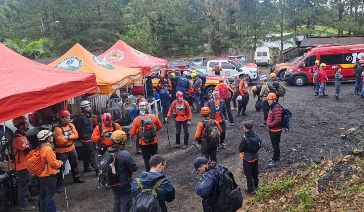 Equipe que busca por jovem tem 63 pessoas e 11 viaturasFoto: CBMSC/Divulgação/ND Mais