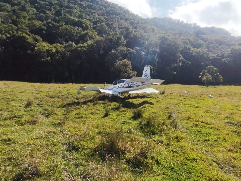 1. Aeronave ficou danificada após pouso forçado em uma fazenda de Presidente Nereu. - Divulgação/CMBSC/ND Mais