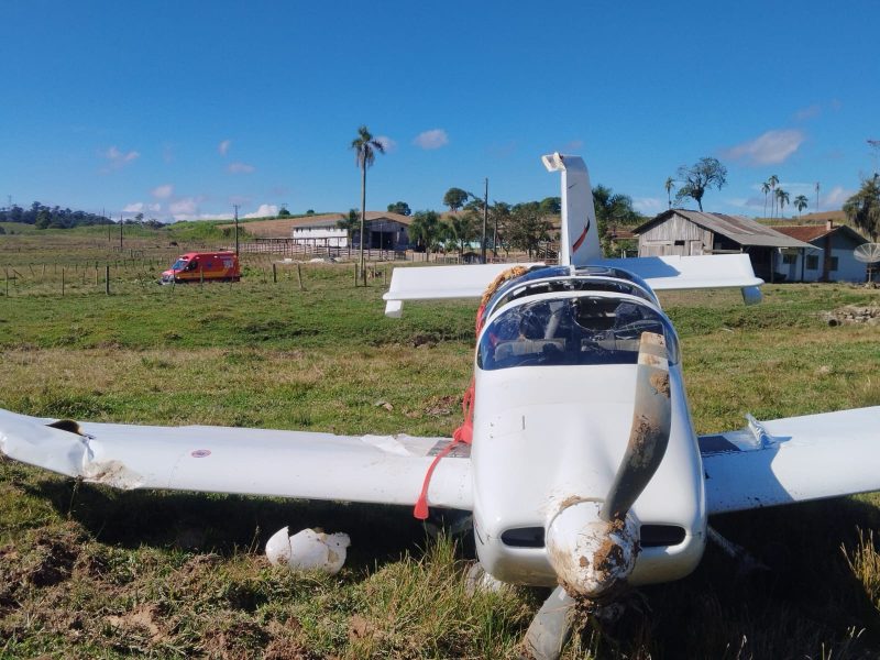 2. Hélice frontal foi destruída durante a aterrissagem de emergência. - Divulgação/CMBSC/ND Mais
