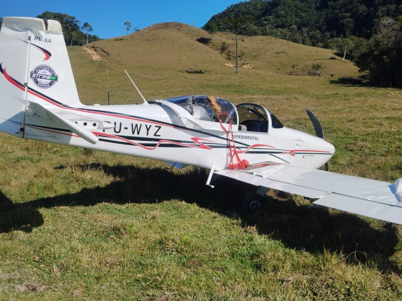 4. Avião parou em uma área de pastagem cercada por morros e vegetação. - Divulgação/CMBSC/ND Mais