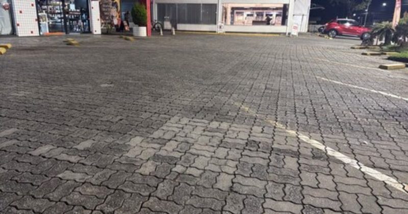 Estacionamento onde o menino de 3 anos foi atropelado - Gabriel Junior/Portal de Schroeder/ND Mais