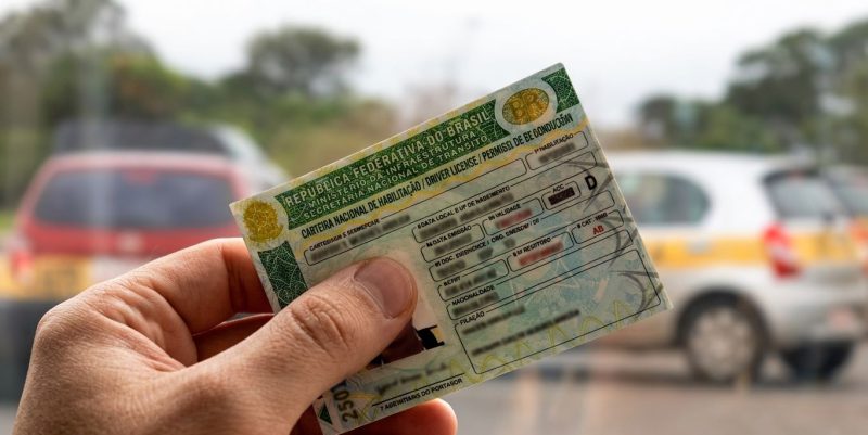 O candidato pode escolher entre autoescolas tradicionais e instrutores independentes para formação prática - Imagem ilustrativa gerada pela IA/ND Mais