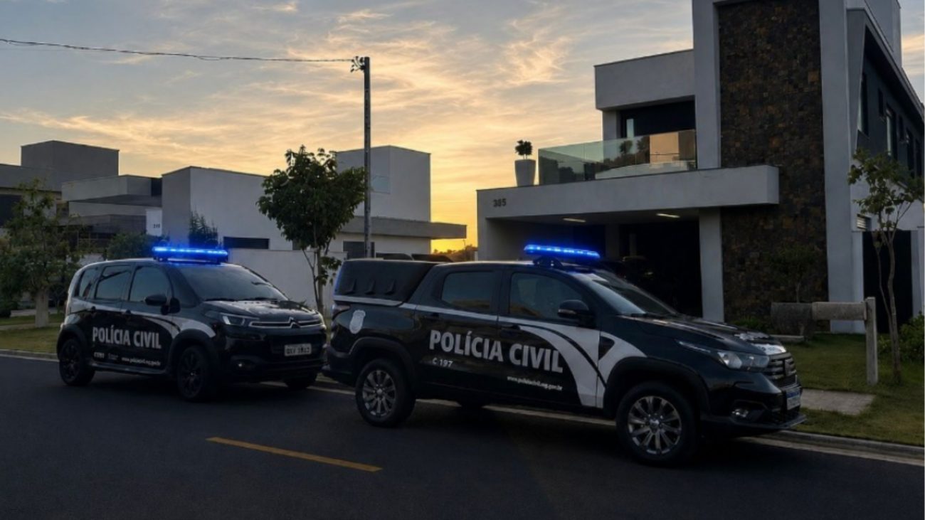 Imagem de viaturas da polícia na frente de imóvel de luxo