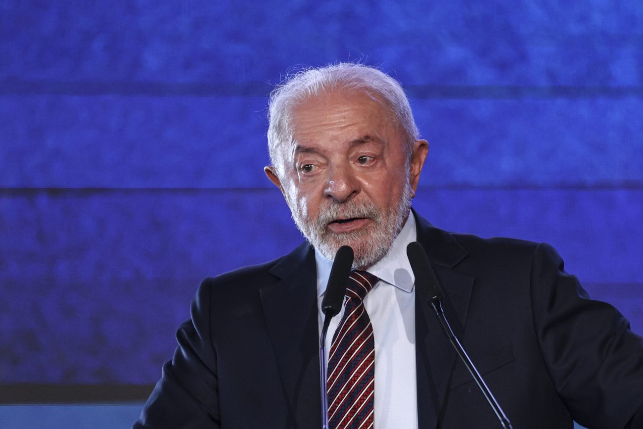Imagem de Lula com microfone no rosto falando