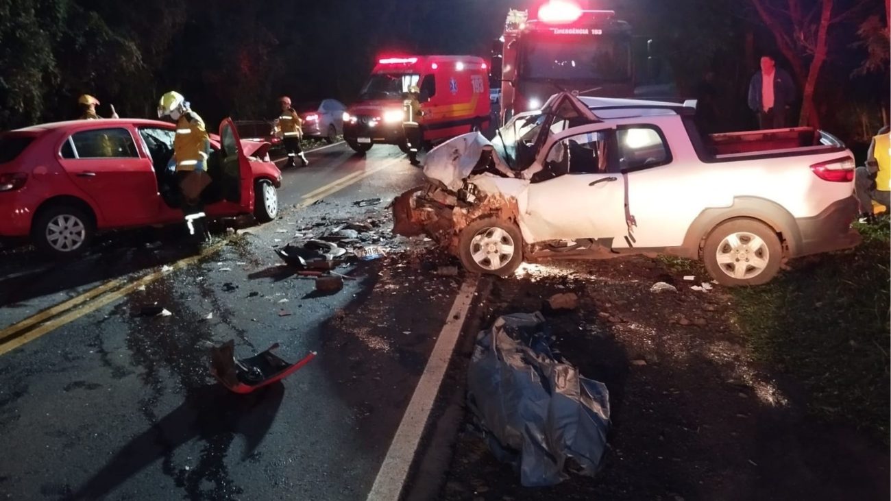Colisão frontal entre dois veículos na manhã deste sábado (13), na SC-160, em Saudades, no Oeste de SC, causou a morte de um jovem de 24 anos; outro condutor foi internado em estado graveFoto: Divulgação/CBSC/ND Mais
