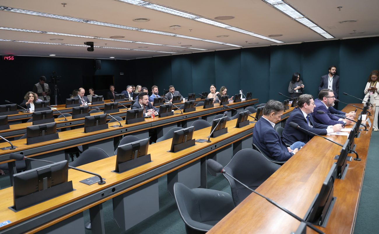 Plenário de comissão da Câmara dos Deputados durante reunião em Brasília. Parlamentares discutem propostas e projetos em tramitação no Congresso Nacional