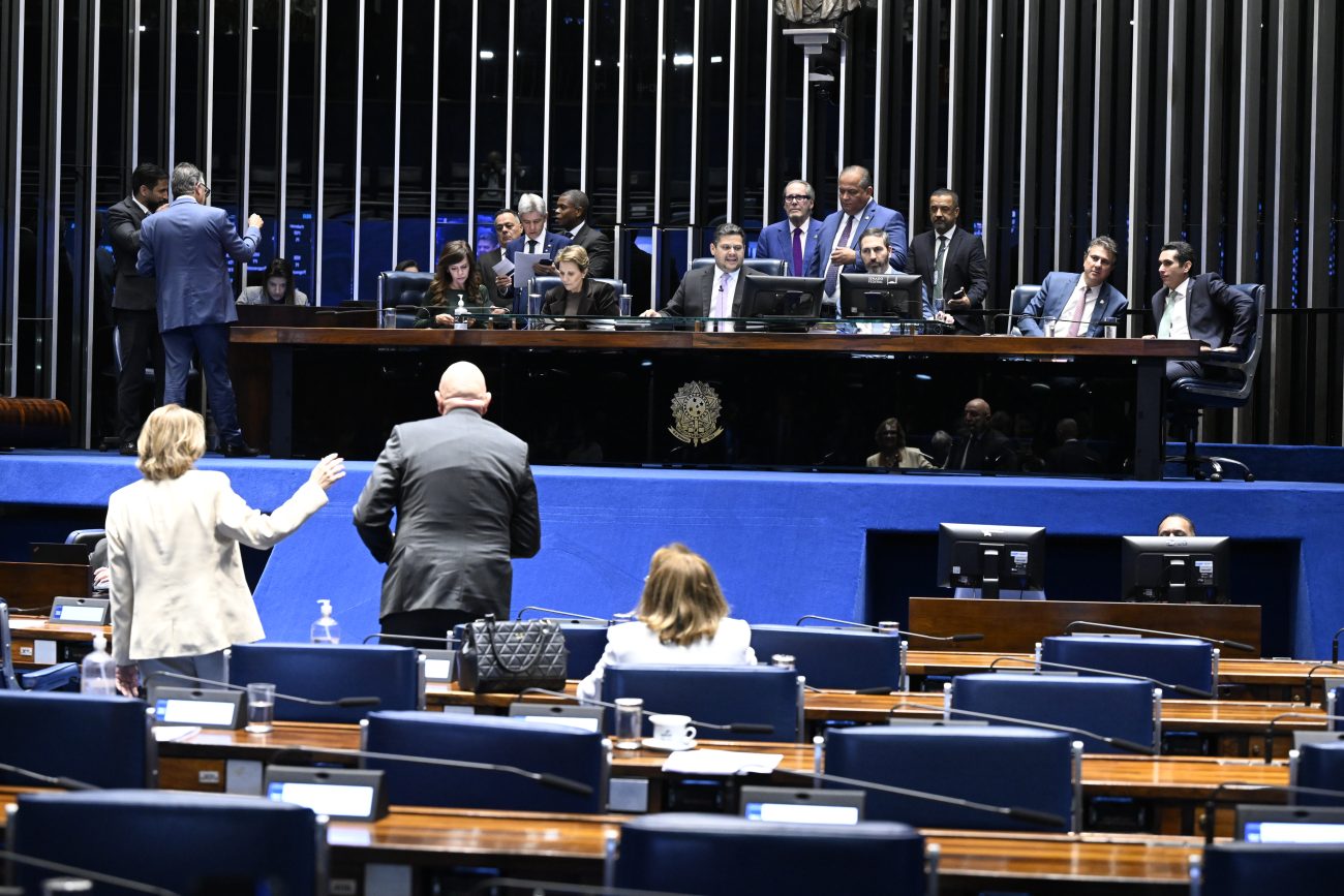Plenário do Senado Federal durante sessão em Brasília. Senadores analisam e votam projetos de lei e outras propostas legislativas