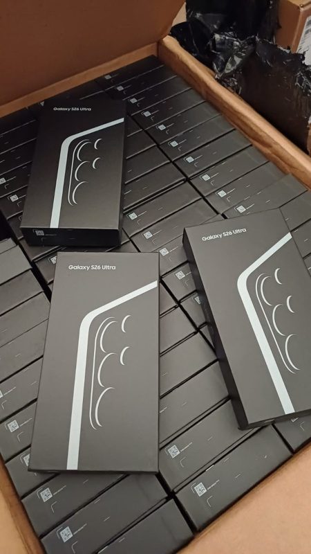 Durante a fiscalização, os agentes encontraram 900 iPhones 17, da Apple, e 832 smartphones Samsung Galaxy S26 Ultra, além de 2.500 relógios inteligentes importados - PRF/Divulgação/ND Mais