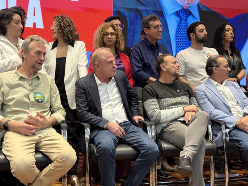 Representantes do PT, PCdoB, PV, PSB, PDT, PSOL e Rede participaram da convenção realizada em Florianópolis - Arliss Amaro/ND Mais