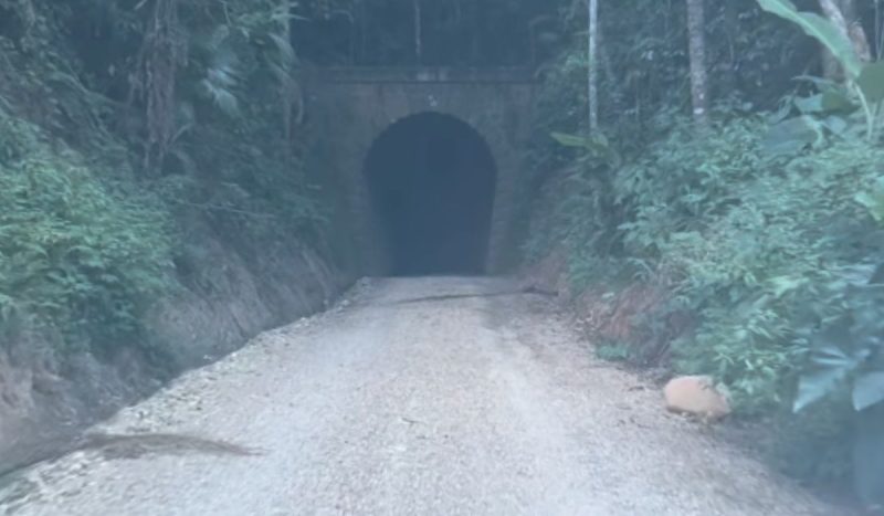 Entrada do maior túnel da Estrada de Ferro de SC, abandonado por 50 anos - @anadotem/Reprodução/ND Mais