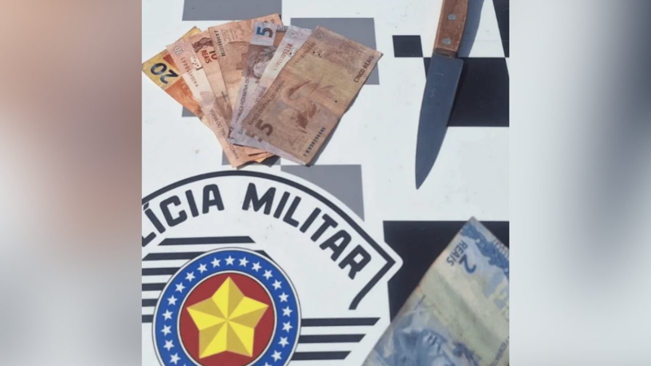 Dinheiro em espécie, faca e objetos apreendidos pela Polícia Militar após a prisão do homem conhecido como "Pennywise do crime", suspeito de roubar uma loja de ração.