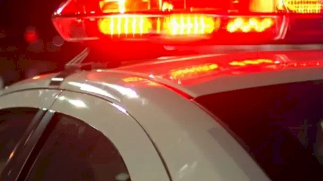 Após a saída do ex-companheiro, a mãe percebeu que o filho apresentava diversas marcas pelo corpo e procurou a Polícia Militar. O laudo pericial anexado ao inquérito confirmou escoriações no pescoço e extensas áreas de hematomas nas nádegas e coxas, lesões provocadas por energia mecânica contundente, compatíveis com golpes de cinta ou relho.