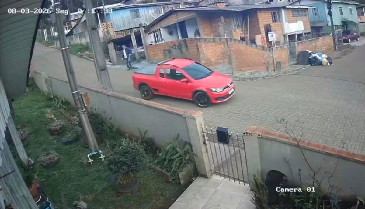 Carro vermelho em rua;