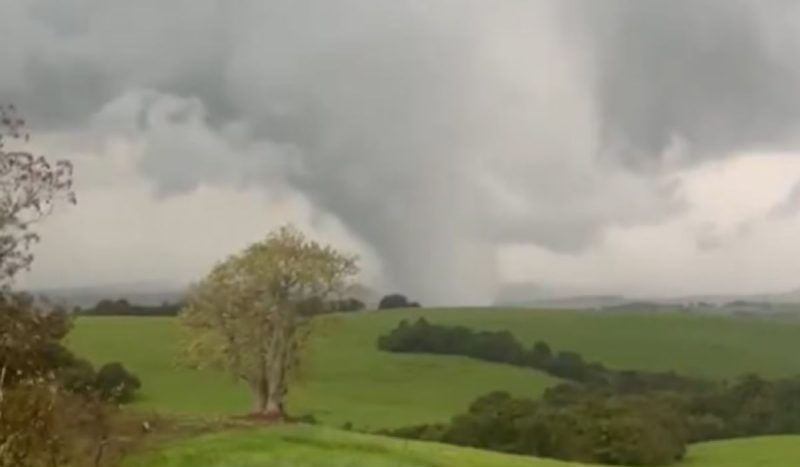 O tornado atingiu o município de Pedro Osório, no sul do Rio Grande do Sul, na tarde de quinta-feira (6) - Reprodução/X
