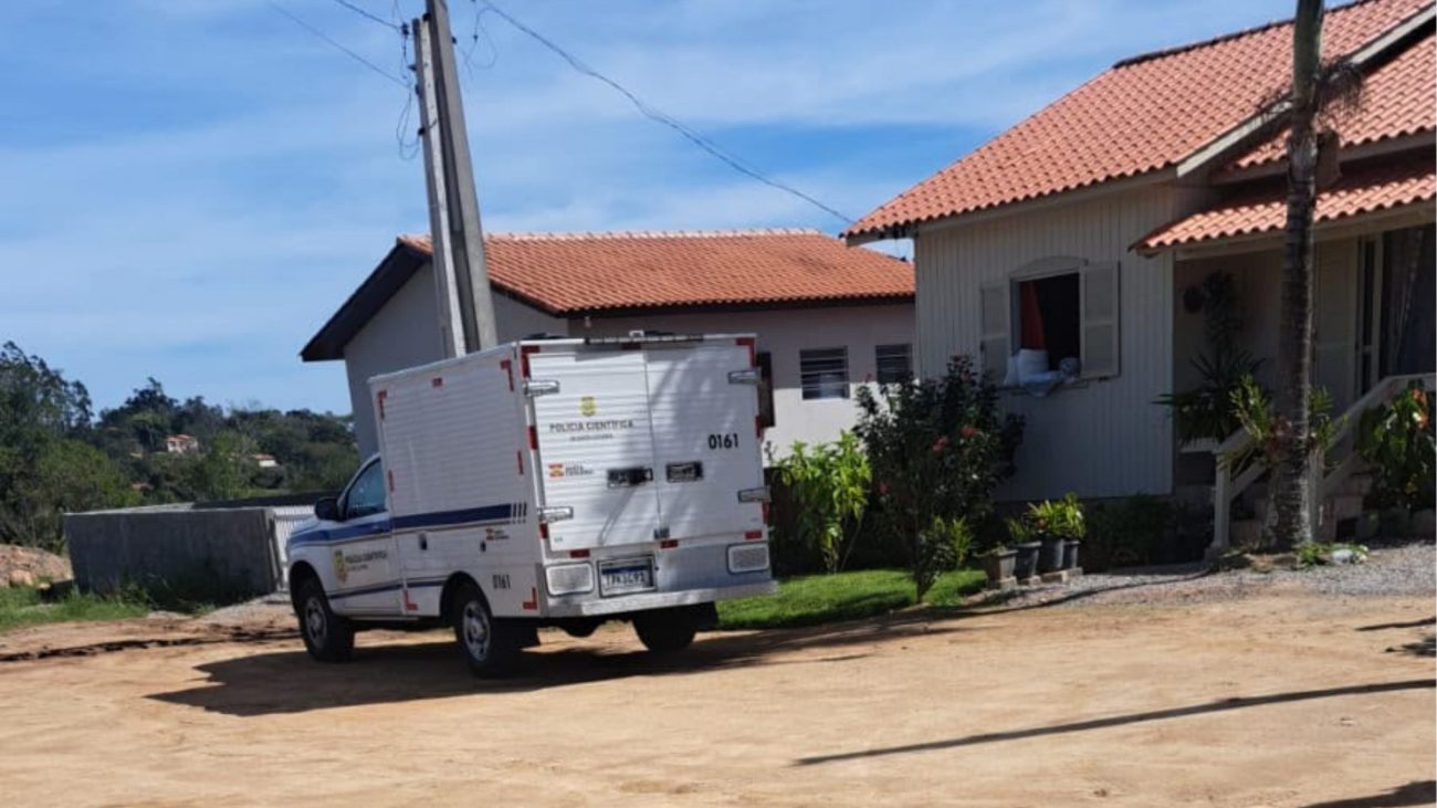 Conforme o relato apresentado pelo suspeito durante o depoimento, Joviana pretendia deixar o imóvel após uma discussão entre os dois. Nesse momento, ele teria aplicado o golpe de estrangulamento.