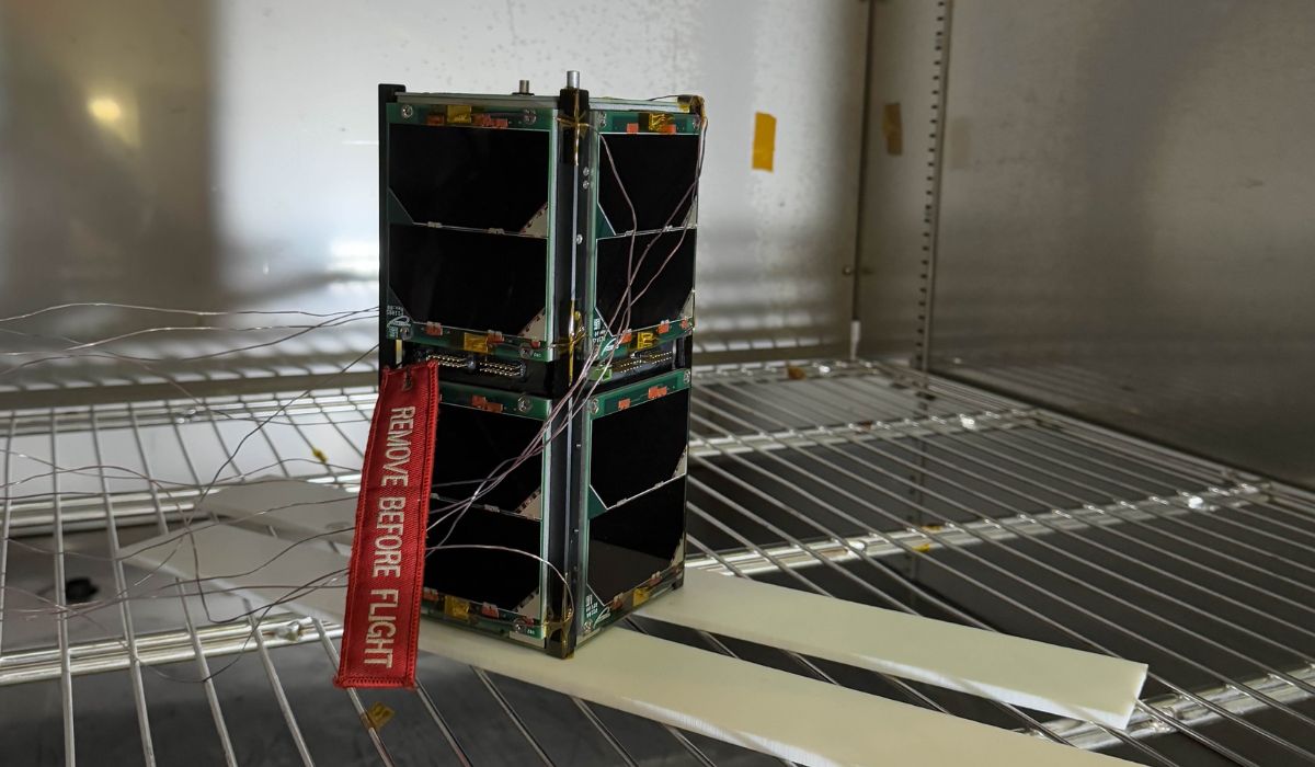 Um satélite de baixa órbita é um equipamento que orbita a Terra a uma altitude próxima, entre 300 e 2.000 quilômetros. Por estarem mais perto do solo, eles oferecem internet rápida e com menor tempo de resposta (baixa latência) se comparados aos modelos antigos que ficam a 36 mil quilômetros.Foto: Reprodução/Spacelab-UFSC/ND
