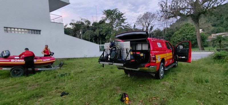 Corpo de Bombeiros realizam buscas no Rio Cubatão - Divulgação/CBMSC/ND Mais