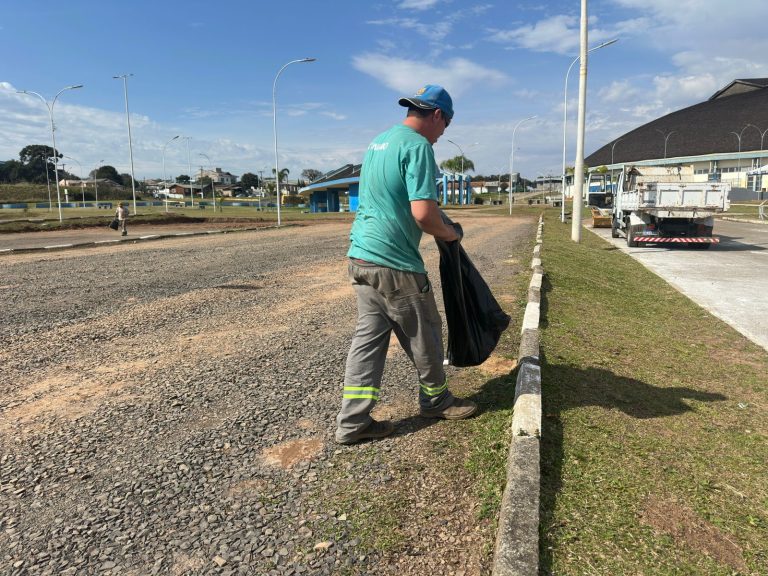 Plantio de gramado é finalizado na Praça do CEU e Secretaria de Serviços Públicos realiza ações de manutenção em diversos pontos da cidade