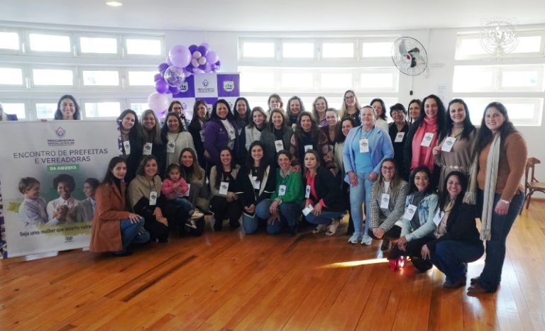 Encontro de prefeitas e vereadoras da Amures celebrando o Agosto Lilás