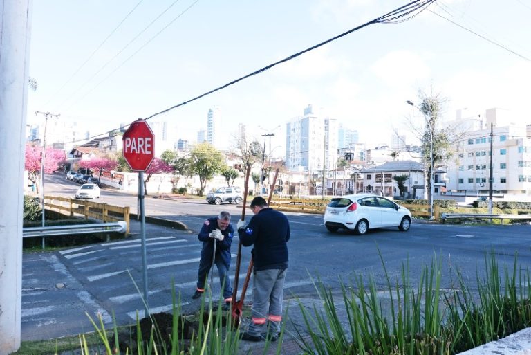 Cruzamento da Frei Gabriel com a Carahá ganha “semáforo inteligente”