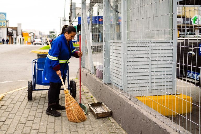 Prefeitura de Lages lança carrinhos coletores de lixo para agilizar limpeza urbana