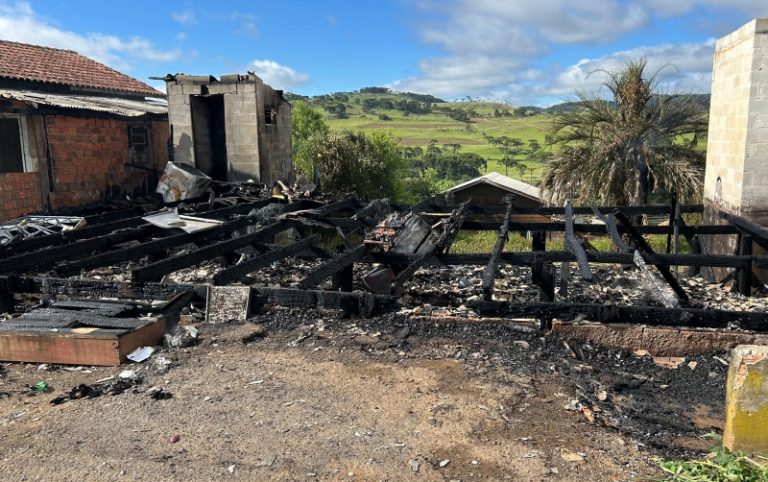 CORREÇÃO: vítimas do incêndio não eram da mesma família